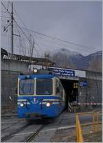 Der SSIF ABe 8/8 23 Ossola verlässt den Bahnhof von Domodossola.