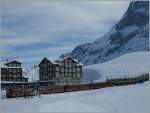 Auf zum Jungfraujoch, zwei JB Triebzge verlassen die  Talstation  Kleine Scheidegg.