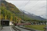 Ein MGB Pendelzug auf dem Weg von Zermatt nach Brig erreicht Randa.