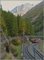 Eine HGe 4/4 erreicht mit Regionalzug nach Zermatt die Dienst- und Kreuzungsstation  Kalter Boden .
21. Okt. 2013