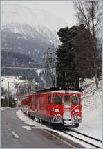 MGB/534737/mgb-de-44-93-mit-einem MGB De 4/4 93 mit einem Regionalzug nach Visp beim Halt in Fiesch.
5. Jan. 2016