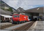 MGB/714002/lokwechsel-beim-glacier-express-pe-903 Lokwechsel beim Glacier Express PE 903 St. Moritz - Zermatt in Disentis: Und weiter gehtr die Fahrt - die MGB HGe 4/4 II N° 4 verlässt mit dem Glacier Express PE 903 von St.Morizt nach Zermatt den Bahnhof von Disentis.

16. Sept. 2020