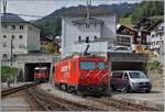 Lokwechsel beim Glacier Express PE 903 St. Moritz - Zermatt in Disentis: Während die RhB Ge 4/4 II 629 auf eine Abstellgleis rangiert wird, um in einer guten halben Stunde den Glaicer Express PE 902 zu übernehmen, rollte die MGB HGe 4/4 II N° 4 langsam an ihren Zug heran.

16. Sept. 2020
