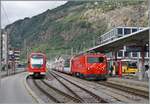 Die HGe 4/4 102 der MGB erreicht mit dem Glacier Express den Bahnhof von Brig (MGB).