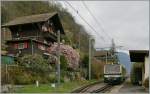 Typisch Scheiz: Chalet und Zahnradbahn, Rochers de Naye Bahn bei Les Plaches (Montreux) am 5. April 2012