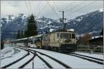 Die MOB GDe 4/4 601 erreicht mit ihrem Schnellzug 2124 Gstaad. 
24.11.2013