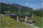 Während man bei den Züge aus Richtung Zweisimmen erst sieht was da kommt, wenn sie bereits auf dem Grubenbach Viaduk bei Gstaad sind, erspäht man die Züge aus der Gegenrichtung