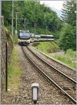 Zugkreuzung des MOB PE 2115 Zweisimmen - Montreux und des Gegenzugs PE 2122 in Chamby: Nochmals ein Bild des MOB Panoramic Express PE 2115 nun in seiner gesamten Länge bei der Ausfahrt in Chamby. 

13. Juni 2020