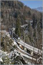 Auf dem 93 langen Pont Gardiol, welche über das Bois des Chenaux führt ist ein MOB Alpina Regionalzug auf dem Weg von Montreux nach Zweisimmen.