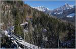 Während der Blick über die im Hintergrund verschneiten Berge gleitet, ist im Vordergrund eine CEV MVR ABeh 2/6 als Regionalzug auf dem Weg von Les Avants nach Montreux und erreicht in