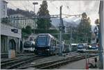 Der allererste planmässige Spurwechelzug GoldenPass Express verlässt Montreux in Richtung Interlaken Ost.