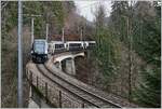 Der MOB GoldenPass Express 4065 ist von Interlaken nach Montreux unterwegs und rollt nun über die 93 Meter langen Pont Gardiol, welche den Bois des Chenaux überbrückt.