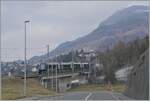 Der GoldenPass Express 4065 von Interlaken Ost nach Montreux überquert zwischen Planchamp und Châtelard VD die Autobahn A9.