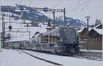 Spurwechsel in Zweisimmen: Der GPX 4065 von Montreux nach Interlaken Ost steht in Zweisimmen zur Abfahrt bereit.

15. Dezember 2022