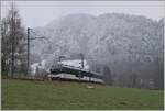 Hart an der Schneefallgrenze ist der MOB ABe 4/4 9304 mit seinem Regionalzug bei Les Avants auf der Fahrt nach Montreux.