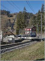 Der MOB Alpina Be 4/4 9204 ist bei Les Avants mit einem Regionalzug von Montreux nach Zweisimmen unterwegs.