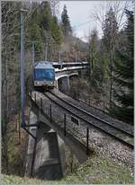 mob-goldenpass/863587/der-mob-regionalzug-von-zweisimmen-nach Der MOB Regionalzug von Zweisimmen nach Montreux ist kurz vor Sendy-Sollard auf der 93 Meter langen Pont Gardiol über den Bois des Chenaux unterwegs. 

22. März 2024