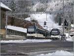 Neben dem ausfahrenden MOB ABe 4/4 9304 mit einem Regionalzug nach Zweisimmen wartet der CEV MVR ABeh 2/6 7504  Vevey  im verschneiten Les Avants als R 34 2317 auf die Abfahrt (ab 13:13) nach Montreux