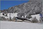 Ein MOB ABe 4/4 Serie 9000 (Alpina) ist mit eine Regionalzug von Montreux nach Zweisimmen bei Les Avants unterwegs. 3. Januar 2025