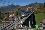 Mit dem Steuerwagen Ast 117 am Schluss fährt der MOB PE30 2216 auf der Fahrt von Montreux nah Zweisimmen über die Grubenbach Brücke bei Gstaad. 

13. Okt. 2025