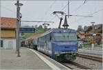Die MOB Ge 4/4 8001 hat mir ihrem GoldenPass Express PE 4064 von Montreux nach Interlaken Ost den Spurwechselbahnhof Zweisimmen erreicht. Während der Zug bereits umgespurt ist, muss die Ge 4/4 spurwechselbedingt hier ihren Zug verlassen. Am Schluss des Zugs macht sich bereits eine BLS Re 465 (mit einem  Interfacewagen ) bereit um den Zug für die Weiterfahrt nach Interlaken zu übernehmen. 

13. Oktober 2025