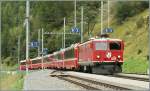 Die Ge 4/4 I 607 zieht den Bernina Express Richtung Albula, hier bei der Ankunft in Bergn. 
16. Sept. 2009