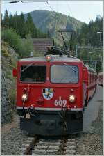 RhB/126439/in-wiesen-kreuzt-unser-zug-nach In Wiesen kreuzt unser Zug nach Davos den Bernina-Express Davos - Tirano der von der RhB Ge 4/4 I 609 gezogen wird.
19.09.2009