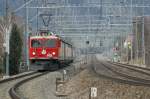 Die RhB Ge 4/4 I mit ihrem  Valserwasser -Gterzug kurz vor Chur. 
02.03.2009