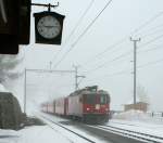 Eine RhB Ge 4/4 II kmpft sich am 3. Mrz 2009 mit ihrem Regionalzug bei Peist durch den Schnee. 
