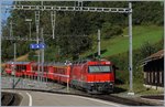 Eine der wenigen, werbelosen RhB Ge 4/4 III verlässt mit ihrem Regionalzug nach Davos Platz den Bahnhof Filisur.