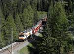 Die Rh B Ge 4/4 III 641 mit ihre RE auf der Fahrt von St. Moritz nach Chur hat den Zuondra Kehrtunnel verlassen und wird in Kürze den Albula Viadukt IV erreichen.
14. Sept. 2016