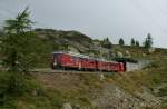 Nocheinmal der Bernina Express, zwischen Hospizio Bernina und Alp Grm, aber bereits wieder auf einer Hhenlage, wo auch vereinzelt wieder Bume wachsen. 
18.09.2009
