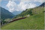 Oberhalb von Bergün fährt eine Albula Schnellzug Richtung Chur.