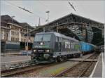 Die RTS 185 569-1 fährt mit ihrem Rexwal-Güterzug in Lausanne durch.