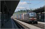 Die SBB Cargo International 193 701 fährt mit einem Güterzug in Richtung Italien durch den BLS Bahnhof von Spiez.