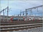 Lok- und Fotografenstandort sind eher  mässig  trotzdem wage ich das eher selten Bild einer SBB Cargo International 193 in Renens VD mit einem RABe 512 im Hintergrund hier zu zeigen.