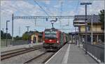 Bei eher ung�nstigem Licht f�hrt die von SBB angemietet 193 057 mit einem G�terzug durch den Bahnhof von Roche VD; links das restaurierte Warteh�uschen und rechts, durch moderne Utensilien etwas verdeckt, das ebenfalls hervorragend hergerichtete Bahn ...