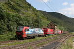 193 461 von  SBB Cargo  mit einem  KLV  am 22. Juli 2021 bei Kaub am Rhein.