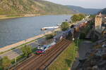 193 524 mit einem Containerzug am 3. Mai 2022 bei Oberwesel.