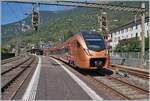 Der SOB RABe 526 216  Traverso  ist  Treno Gotthardo  auf dem Weg nach Locarno und verlässt nach einem kurzen Halt den Bahnhof Faido.