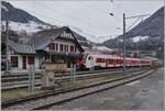 
Im Wallis, in einem versteckten Seitental, schon nahe der Grenze zu Italien, habe ich einen neuen FLIRT gefunden, der auf den Name EVO h�rt. Es wird wohl einer der ersten Z�ge dieser Baureihe im Planverkehr sein: in Orsi�res wartet als herrlicher Kontrast zur Gleiswaage im Vordergrund des Bildes der TMR Region Alpes RABe 533 601 (UIC Nummer RABe 94 85 0 533 701-4 CH-RA) mit dem Wappen  Commune de St L�onard  und dem dazu passenden Namen  La Souterraine  als R82 26325 auf die Abfahrt nach Sembrancher. 24. Januar 2026