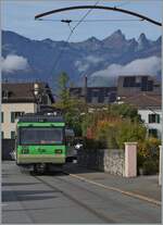 Der TPC Beh 4/8 592 ist in Aigle auf dem Weg zum Bahnhof; der alte Fahrleitungsausleger wurde bewusst in Bild mit integriert.