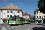 Der BDeh 4/4 311 mit seinem Bt 363 ist auf der Fahrt zum Bahnhof von Aigle und erreicht hier die Altstadt von Aigle, wo das Trasse der Bahn mitten auf der Strasse durch die engen Gassen führt.