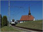 Der TPF RABe 527 198  BCF / FKB  (Kantonalbankwerbezug) erreicht Vaulruz, mit im Bild die  Kapelle von Vaulruz.