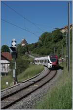 In der derselben Richtung aber mit dem Ziel Fribourg konnte ich den RABe 527 194 beim Einfahrsignal von Vaulruz fotografieren. 

19. Mai 2020
