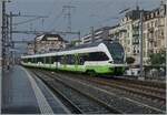 trn-cmn/885390/der-von-der-sbb-gemeitet-und Der von der SBB gemeitet und in den TransN Farben gehalten RABe 523 075 erreicht den Bahnhof von Neuchâtel. 

26. Juni 2024