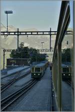 Blick auf den nachfolgenden Zug zur Kleinen Scheidegg bei der Ausfahrt in Wengen. 
21. Aug. 2013
