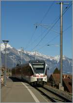 Der  Patzt  130 010-2 als Regionalzug nach Interlaken Ost erreicht Niederried..