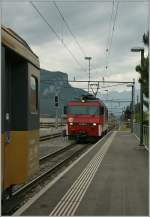 Die  Zentralbahn  101 965-2 bernimmt in Meinringen den  GoldenPass  zur Weiterfahrt nach Luzern.