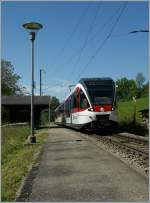Der  Spatz  130 010-2 auf dem Weg nach Meiringen, hält in Ebligen.